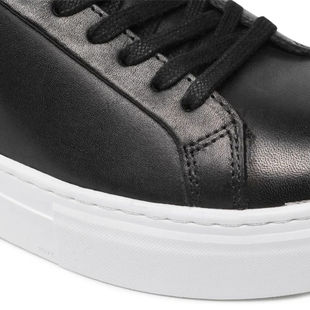 Sapatilhas de Couro Pretas com Sola Grossa e Estilo Minimalista