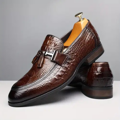 Sapatos ergonómicos de couro com design texturizado para homem