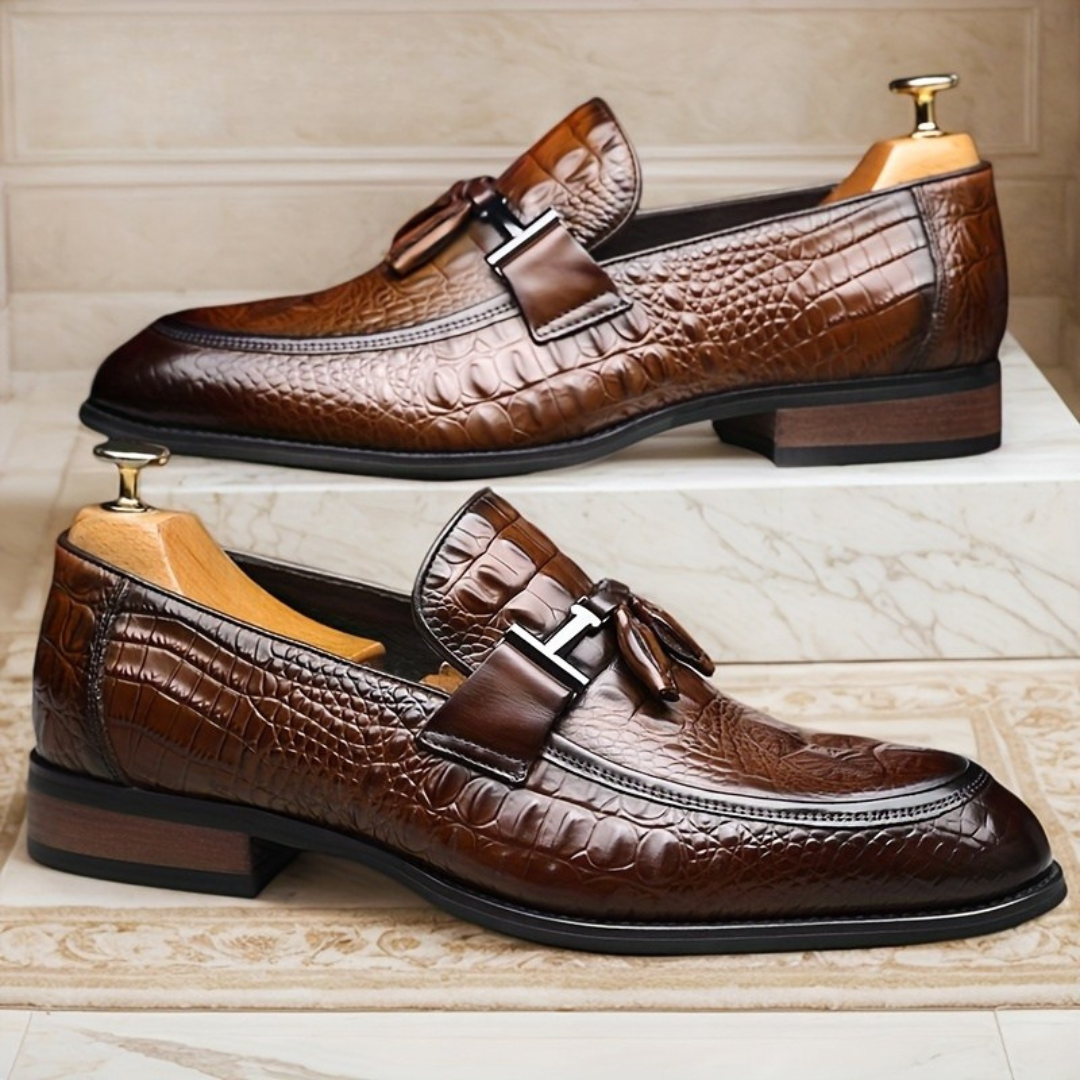Sapatos ergonómicos de couro com design texturizado para homem
