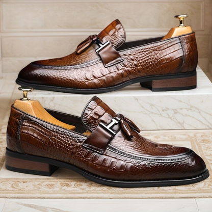 Sapatos ergonómicos de couro com design texturizado para homem