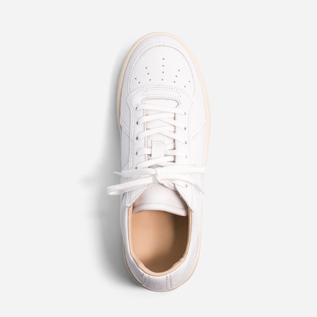 Sapatilhas Brancas com Sola Bege e Design Minimalista para um Look Urbano Versátil
