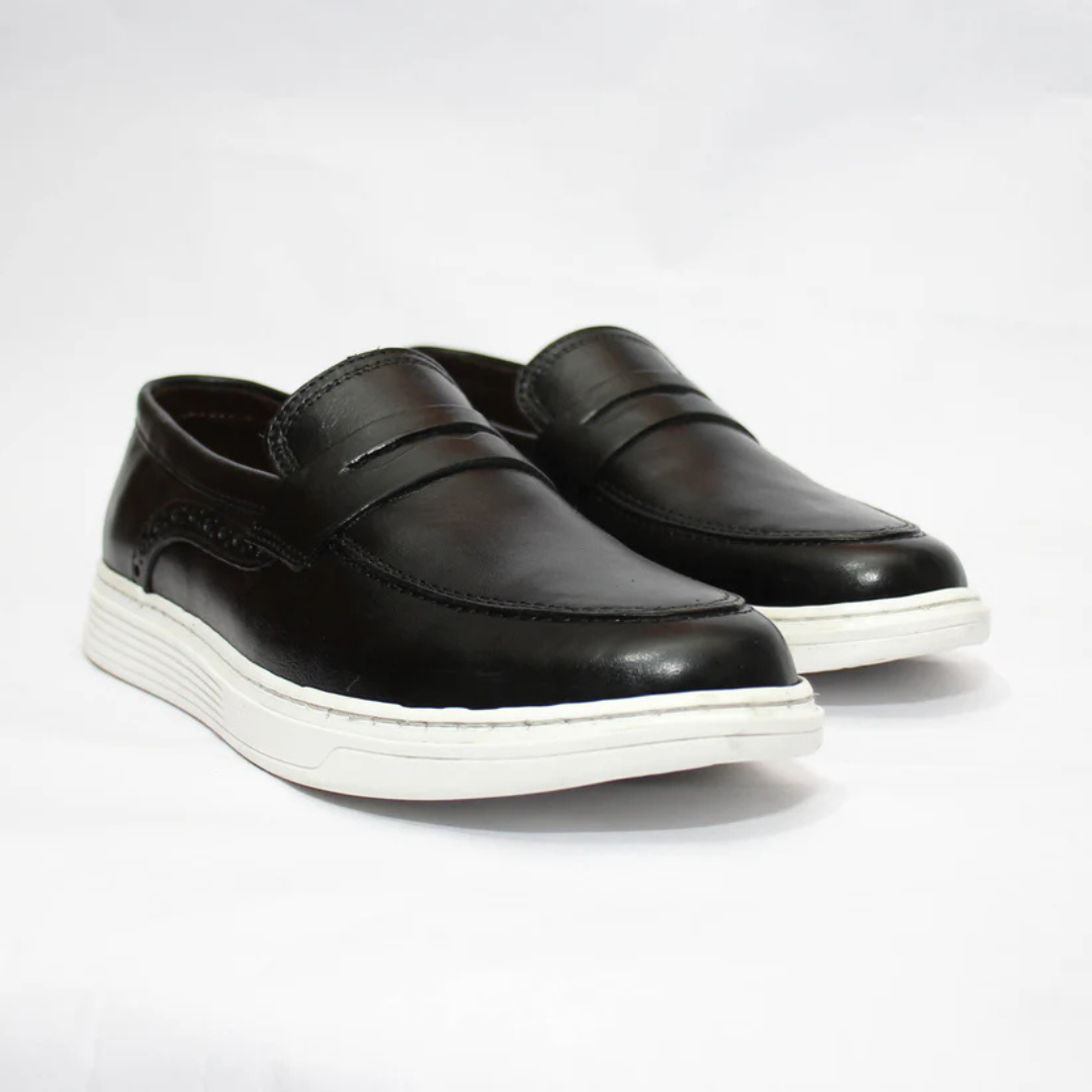 Mocassins em Pele Preta com Sola Branca num Design Casual para Homem