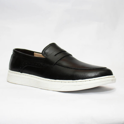Mocassins em Pele Preta com Sola Branca num Design Casual para Homem