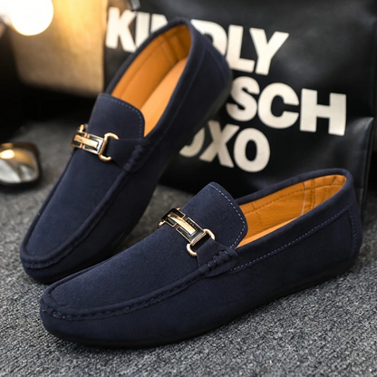 Mocassins elegantes para homem com fivela decorativa